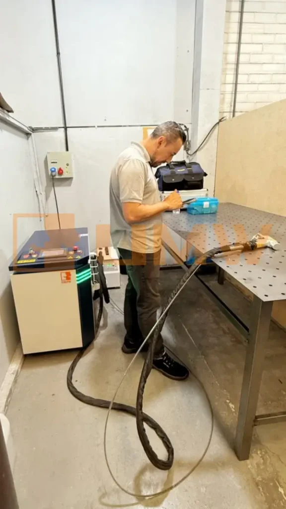 Client utilisant une machine de nettoyage laser sur des pièces rouillées